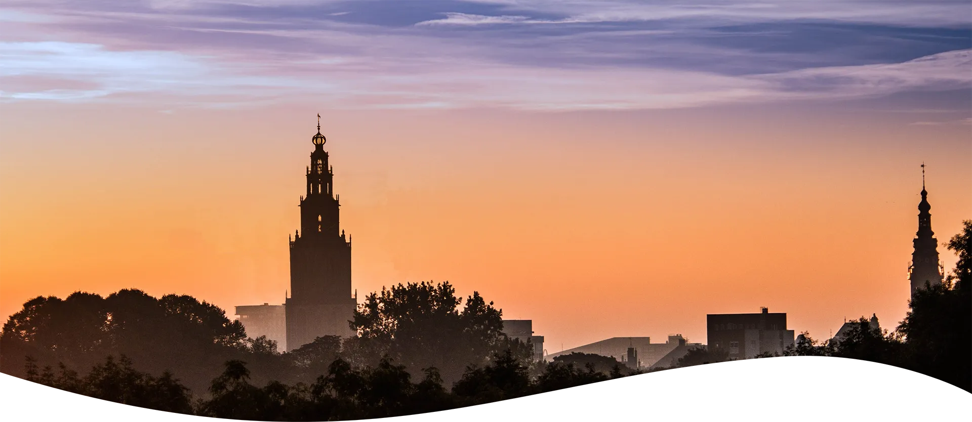 Silhouet Stad Groningen bij zonsondergang